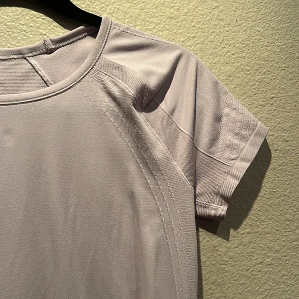 Gaiam Women’s Warrior Workout Seamless T Shirt Size Medium Lavender - Image 3