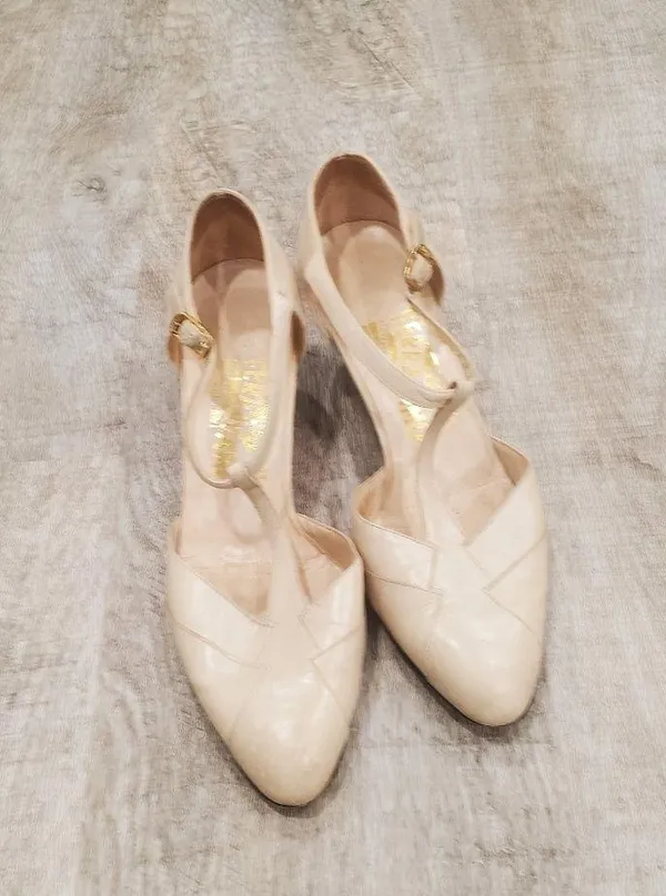 Salvatore Ferragamo Beige Leather Heels Made in Italy - Image 2
