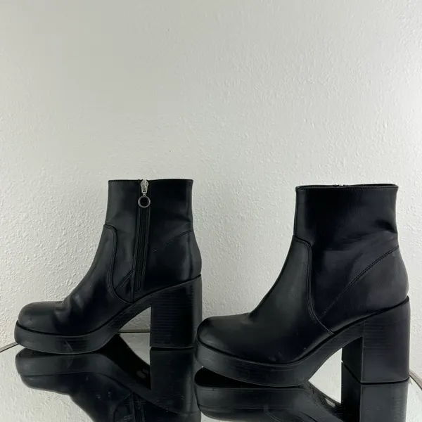 Dirty Laundry Black Faux Leather Edgy Grunge Groovy Chunky Platform Ankle Boots - Image 9