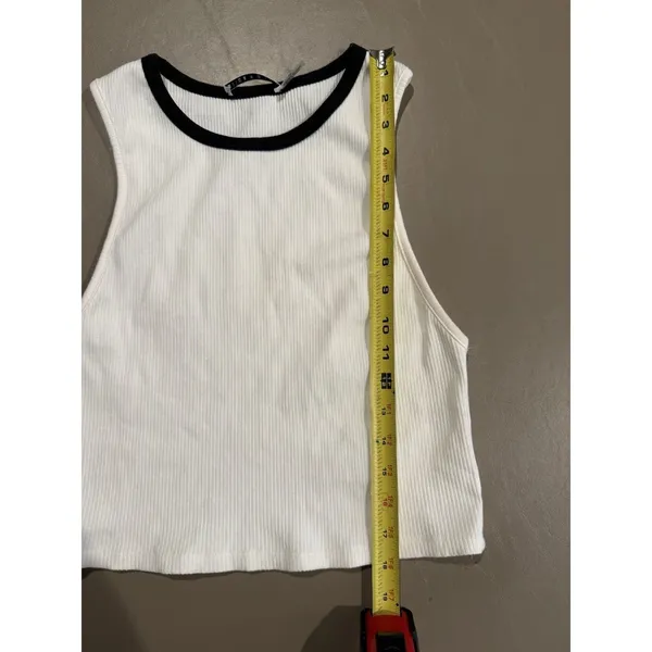 Alice & Olivia Woman’s White Black Ribbed Cropped Andre Tank Top Large Crew - Image 7