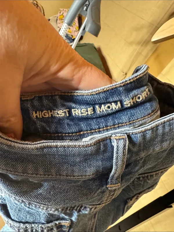 American Eagle Highest Rise Mom Jean Shorts Distressed Cutoff Denim Size 4 - Image 4