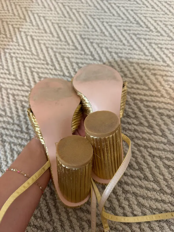 Gold Bow Heels Size 7 - Image 3