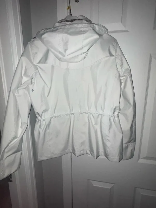 Authentic Burberry Brit White Jacket Women’s Size Large. Nova Check Lining with Detachable Hood. EUC. Only worn a handful of times, very minor wear. Smoke/Pet Free Home. Recently professionally dry-cleaned. - Image 18