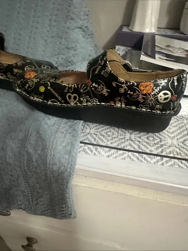 Alegria Ladies Mary Jane Shoes with Peace & Flower Print - Sz 38 - Image 4