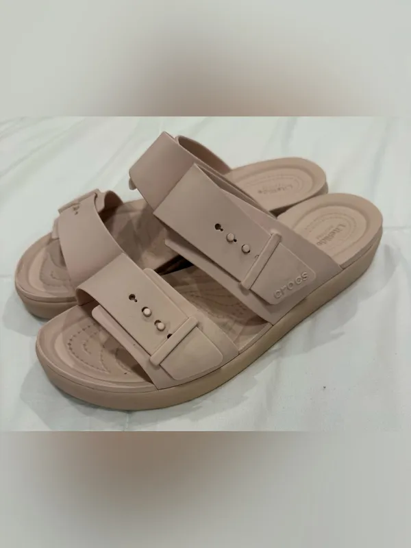 Crocs Brooklyn Buckle Low Low Slide Sandal Latte Tan Beige Size 10 - Image 2