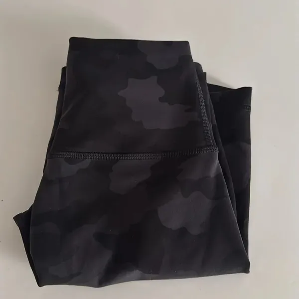 Lululemon heritage camo super high rise align short EUC - Image 4
