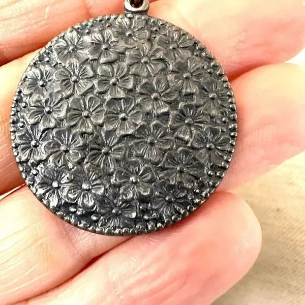 Silver tone circle floral pendant necklace Silver - Image 5