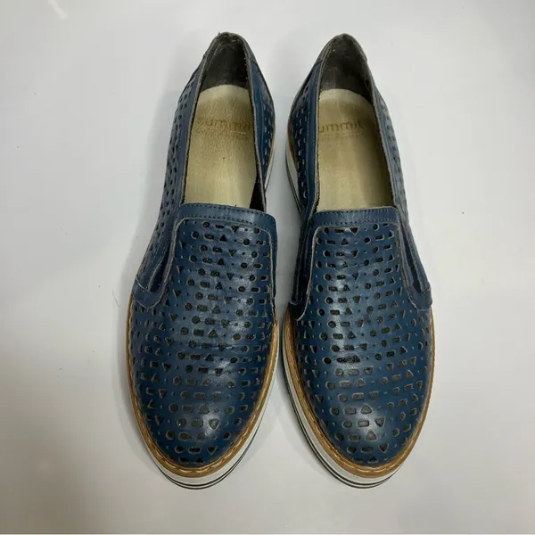 Summit by white mountain blue perforated leather‎ platform shoes size 39 - Image 3