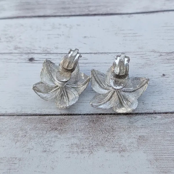 Vintage Clip On Earrings Large Silver Tone Flower - Tarnished/Loose Clip - Image 7
