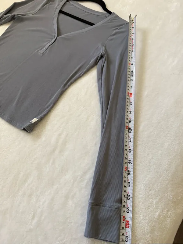 Vuori Ribbed Long Sleeve Henley Top Blue Gray Size M Stretch Athleisure - Image 8