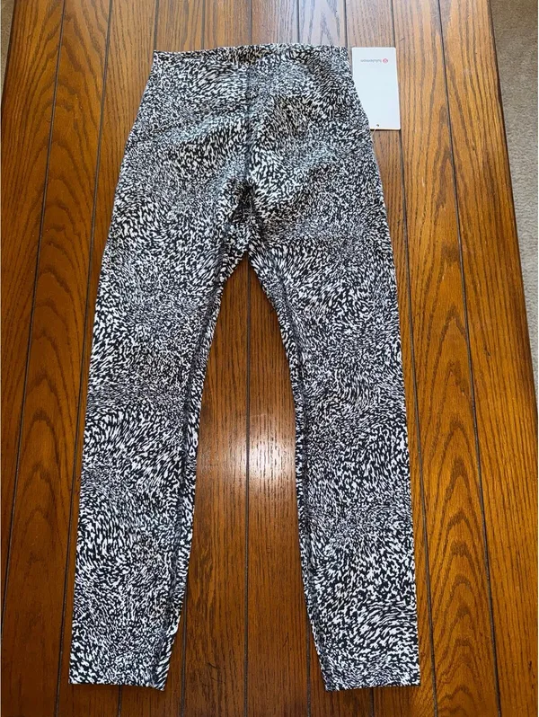 Lululemon Instill High Rise 25” Warped Alpine White Black Size 4 NWT - Image 3