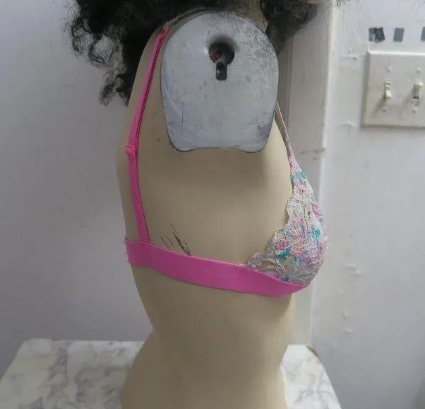 PINK Victoria's Secret lace trimmed triangle bra in white and pink size medium. - Image 6