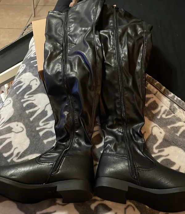 Black Boots Size 7 - Image 4