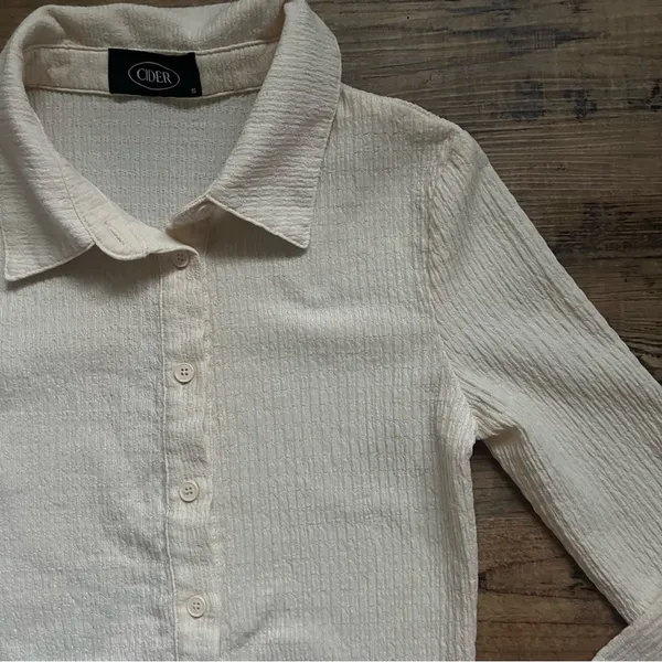 Cider Womens Cream/Beige Textured Long Sleeve Collared Button Down Crop Top Sz S - Image 2