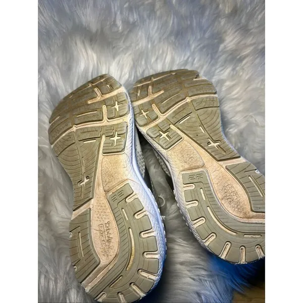 Brooks adrenaline gts 22 white and gray size 8 - Image 4