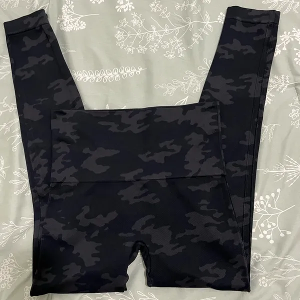 SPANX Look At Me Now Seamless Black Camouflage Leggings Sz M - Image 7