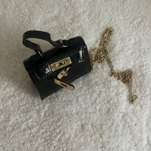 Boutique Elegant Black Croc-Embossed Handbag - Image 2