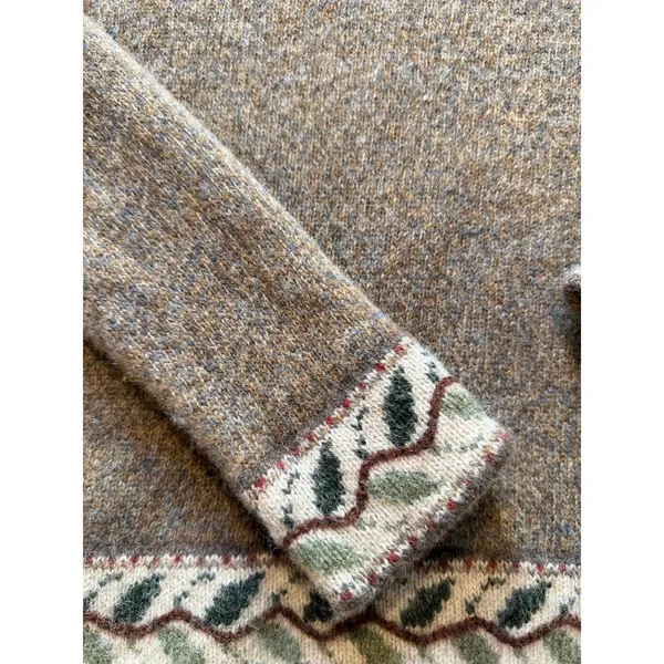 Vintage Woolrich Women's S 100% Wool V-Neck Sweater Made in Japan Floral Trim - Image 8
