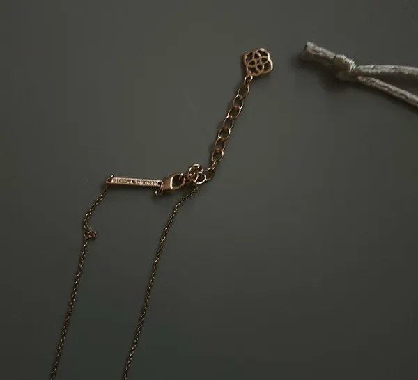 kendra scott pink and rose gold heart necklace in excellent condition - Image 4