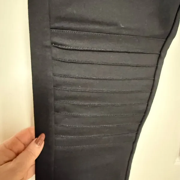 NWOT Gap Moto Style Black Zippered Pants Size Medium - Image 2