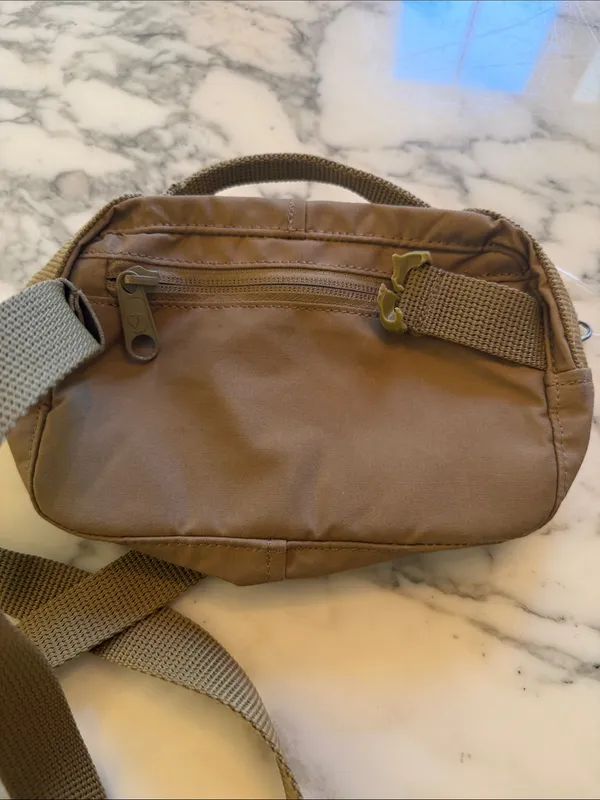 NWOT Kånken Ochre Hip Pack Dark OaK Crossbody Bag BROKEN CLASP - Image 8