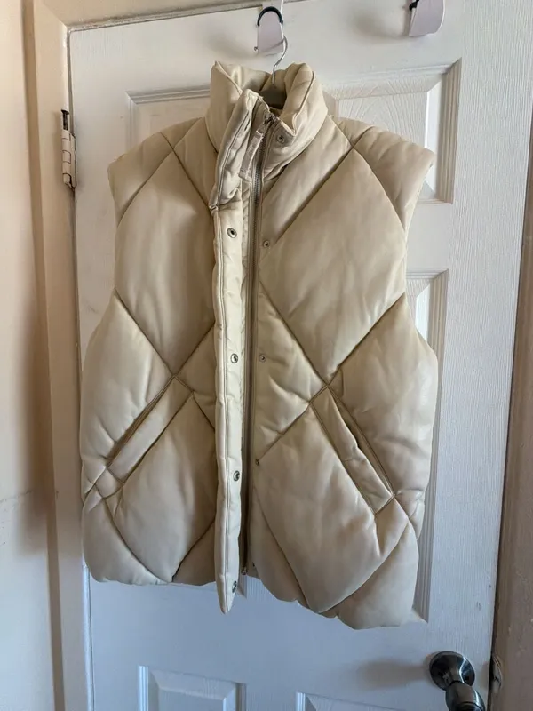 Abercrombie & Fitch Oversized Vegan Leather Quilted Puffer Vest - Image 9