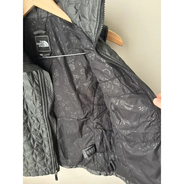 The North Face Gray Quilted Insulated Vest Floral Small - Image 4