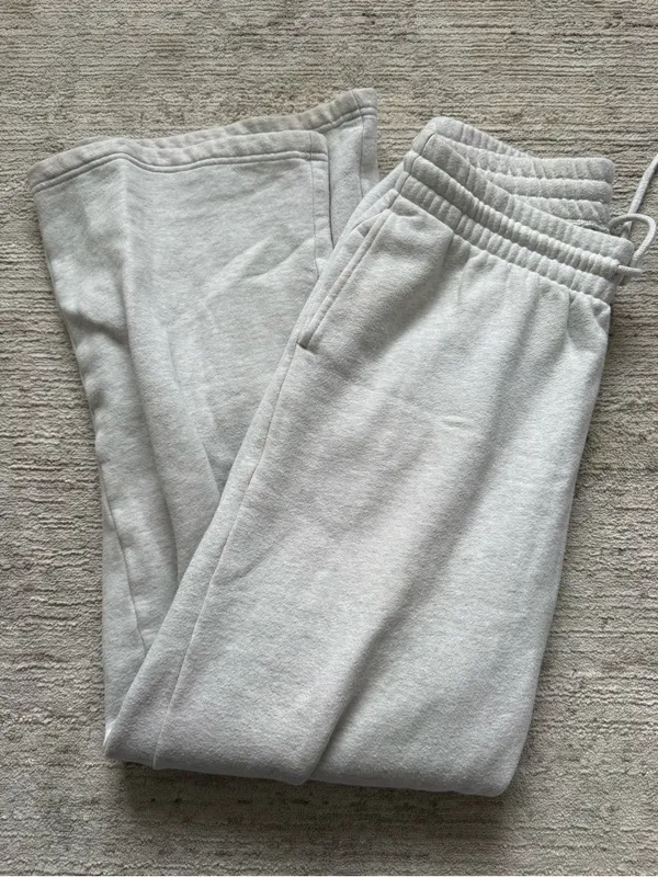 Aritzia Wide-Leg Boyfriend Sweatpants in Light Gray (Size Small) - Image 3