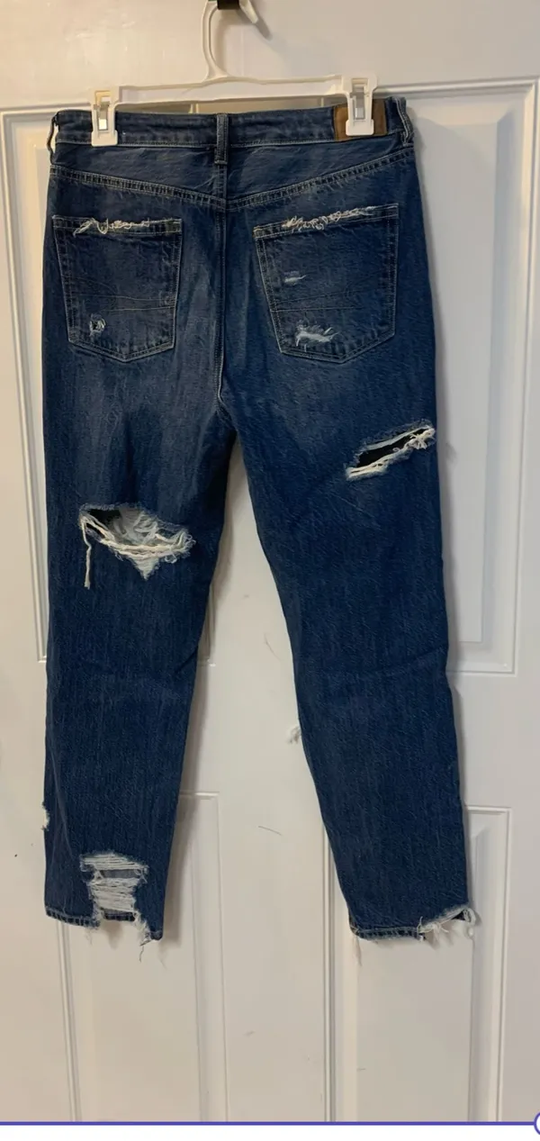 Size 6 American Eagle distressed/ripped Comfort Stretch Medium Wash mom jeans - Image 2