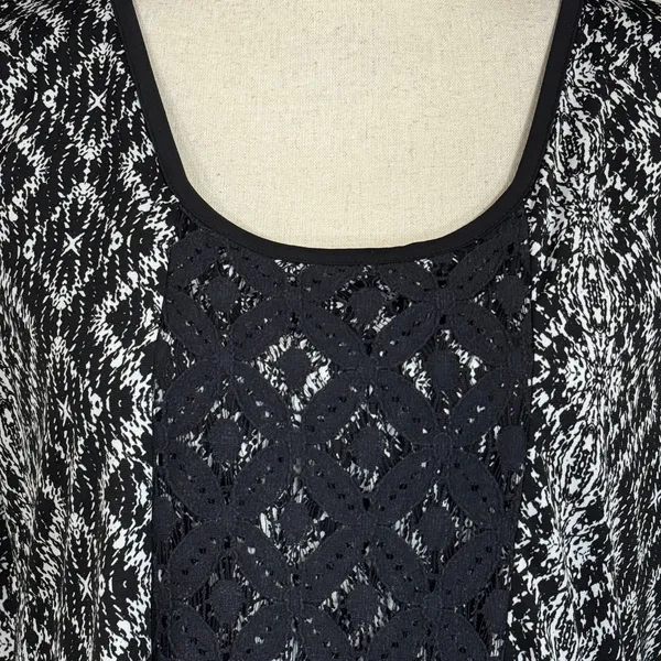 Susan Lawrence Large Top Sleeveless Stretch Scoop Neck Lace Accent Pullover - Image 2