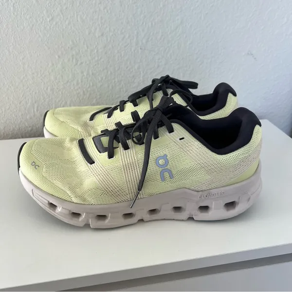 On Running Cloudgo Sneakers Running Shoes Sneakers in Hay / Sand Yellow - Image 4