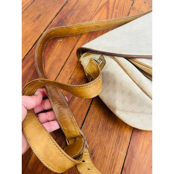 Vintage GUCCI Tan Interlocking GG Turn Lock Crossbody Made In Italy Purse - Image 7