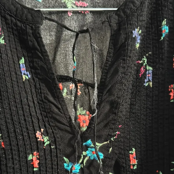 Old Navy Black Blouse with Floral Design - Image 3