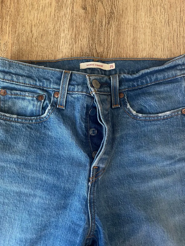 Levi’s Premium Wedgie Straight Jeans Size 25 High Rise Button Fly Distressed Knee - Image 2