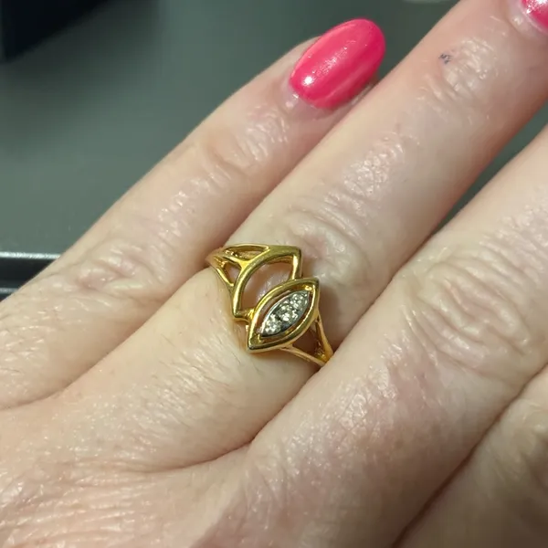 Avon Signed Size 6 Gold Tone Marquise Accent Ring with Clear Stones - Image 2