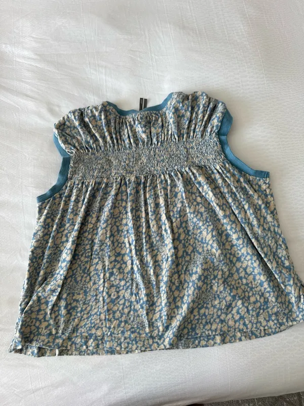 Anthropologie Blue Floral Smocked Short Sleeve Top Large - Image 6