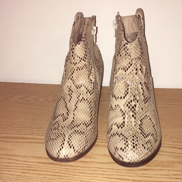True Craft Sexy Snakeskin 2” Heel Booties Size 8M - Image 5