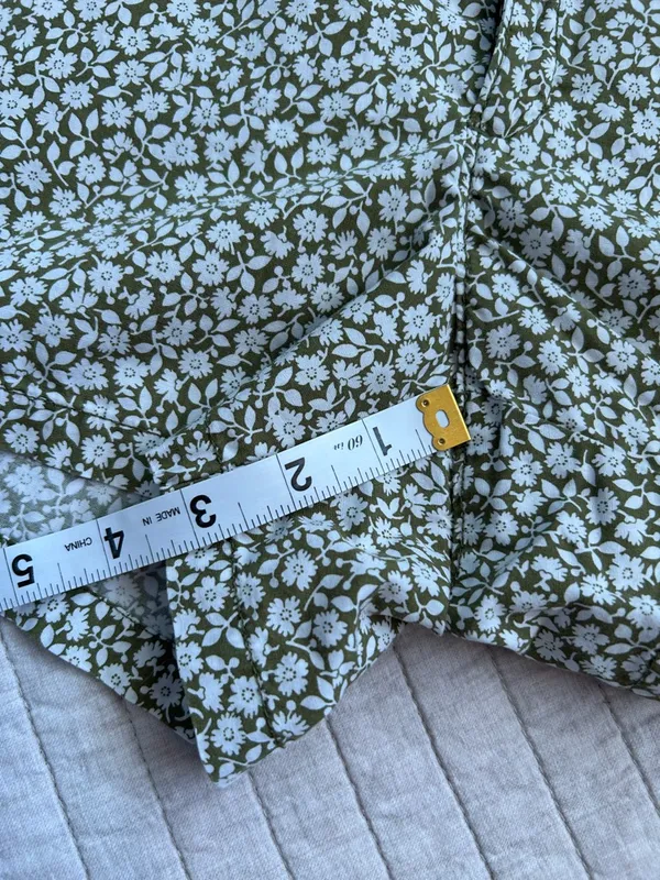 J.Crew vintage Y2K olive green white ditzy floral daisy printed shorts 6 - Image 4