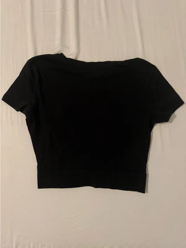 Black basic tee with knot in the front - Image 4
