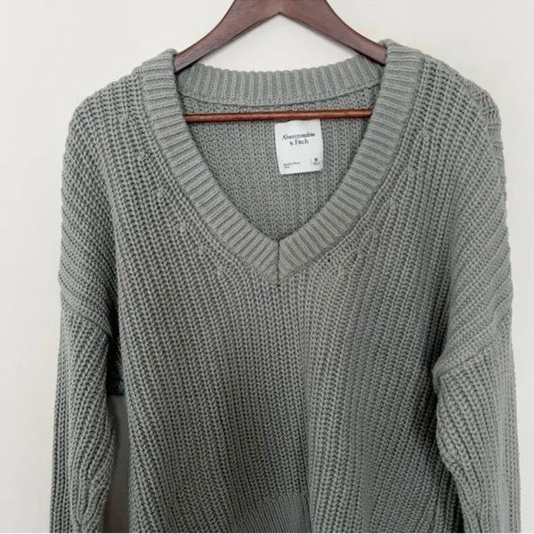 Abercrombie & Fitch Chunky knit V-neck Sweater Pullover Relaxed Fit Size Medium - Image 2