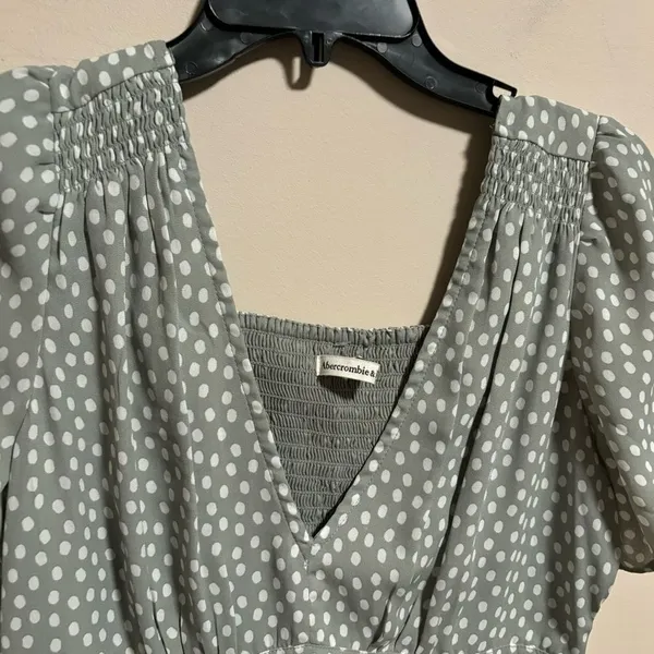 Abercrombie Flutter Sleeve Dress in Mint Dot Smocked- Size Medium - Image 3