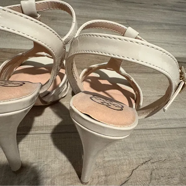 Daisy Fuentes Collin patent faux leather Strappy Stiletto Heel Shoe Beige‎ 6.5 - Image 4