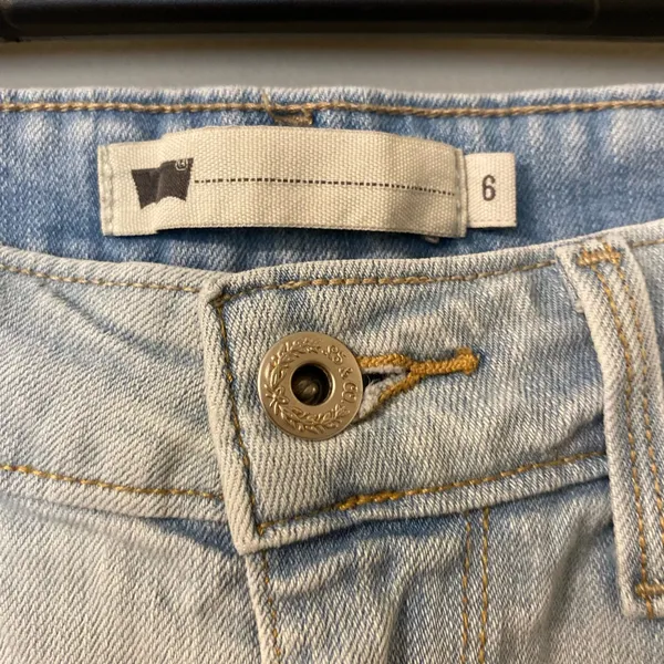 Womens Levi’s Light Wash Cropped‎ Denim Jean Capris Size 6 - Image 3