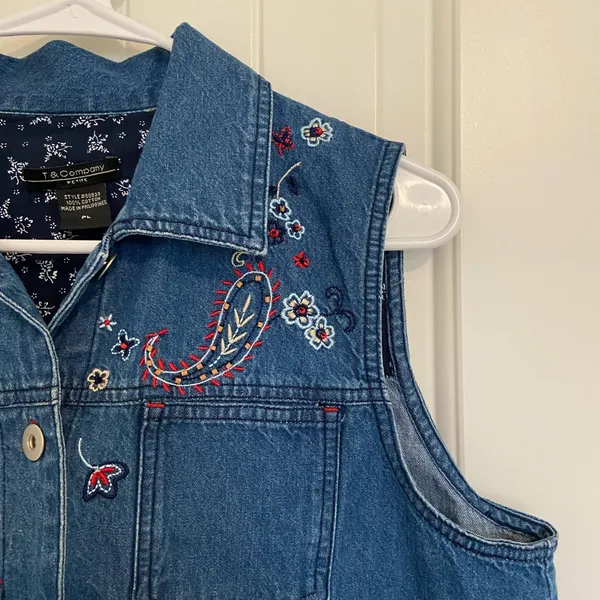 Vintage T‎ & Company women’s medium wash blue denim embroidered button up vest - Image 2