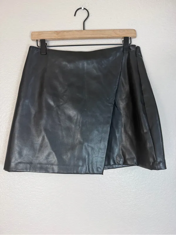 Abercrombie and Fitch A&F Faux Vegan Leather Black Mini Skort size Medium - Image 2
