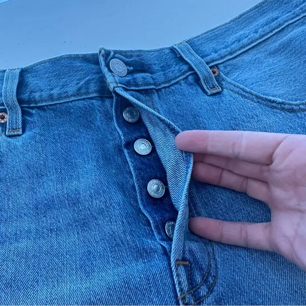 Levis 501 Jean‎ Short Cutoffs 31 - Image 3