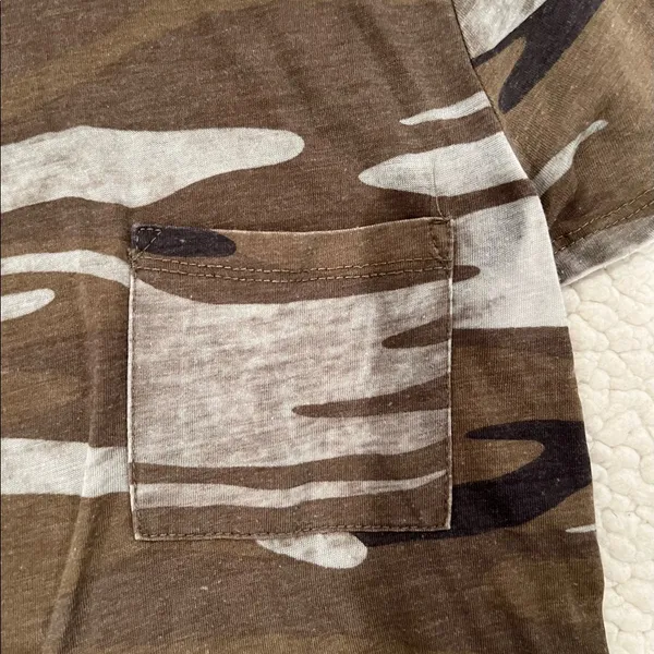 Womens Camo cropped pocket T Shirt Size XS Brand Zoe + Liv - Image 2