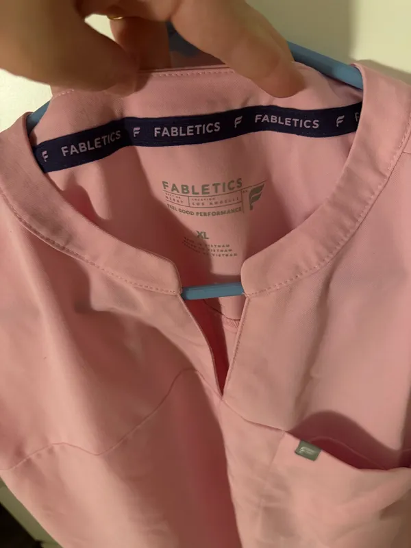 Fabletics Scrub Top Evolve - Image 3