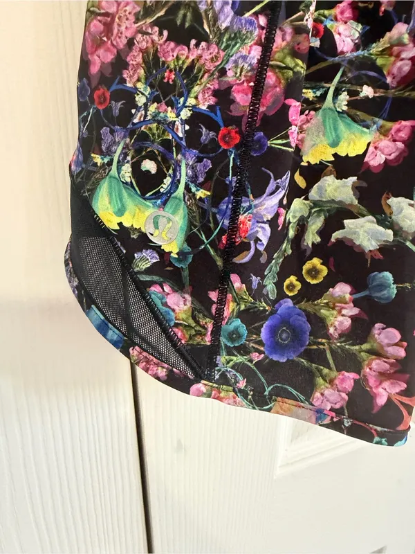 Lululemon Hotty Hot Low-Rise Lined Short 4" Flowerscape Multi Size 6 - Image 7