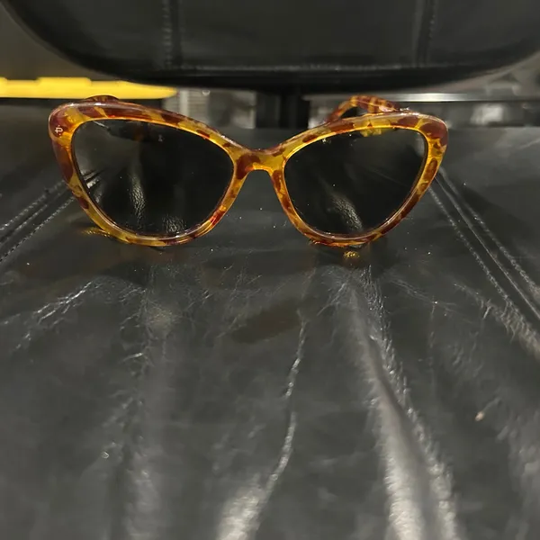 Elegant Tortoise Shell Sunglasses Brown - Image 2